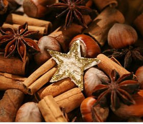 Naturalna świąteczna dekoracja do naczynia – cynamon, orzechy, anyż, złota gwiazdka
