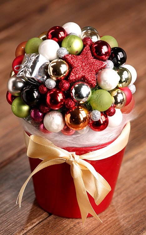 Arrangement 10011 Christmas ball in red flower pot 