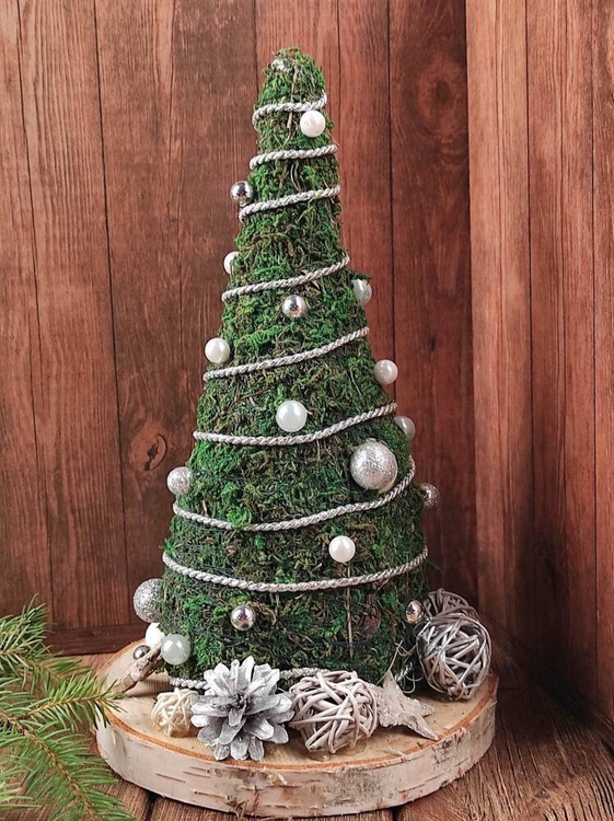 Weihnachtsbaum aus Moos, Holzscheibe 12/24 cm