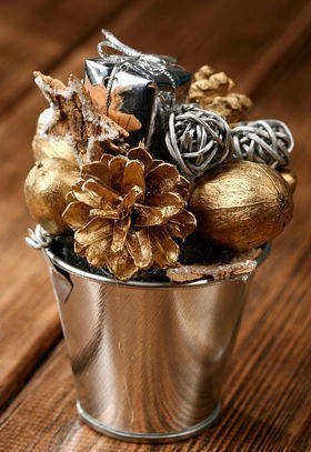 Christmas spray bucket of variety - gold