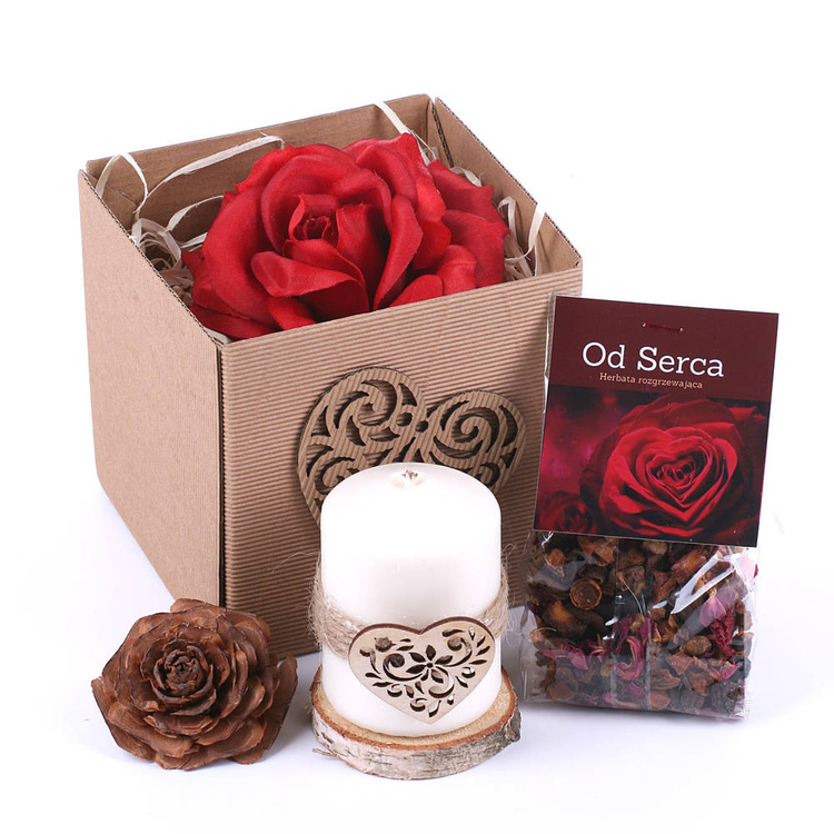 Geschenkherzkerze, Zedernrose, duftende Blume, Wintertee in einer Geschenkbox 