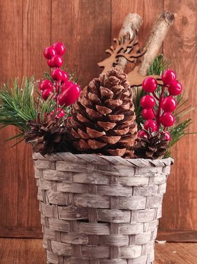 Christmas rustic arrangement - Cones in a 12/32 cm whitewashed basket