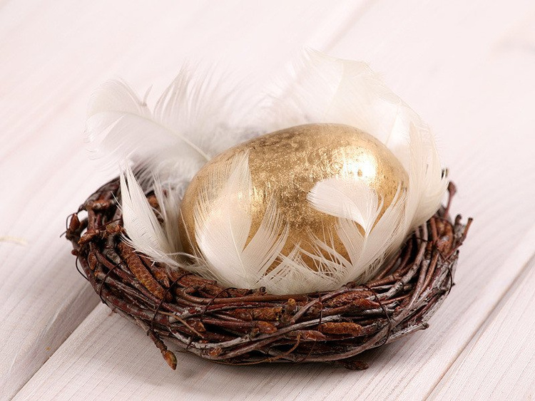 Wooden ball in nest, 10-12 cm, gold